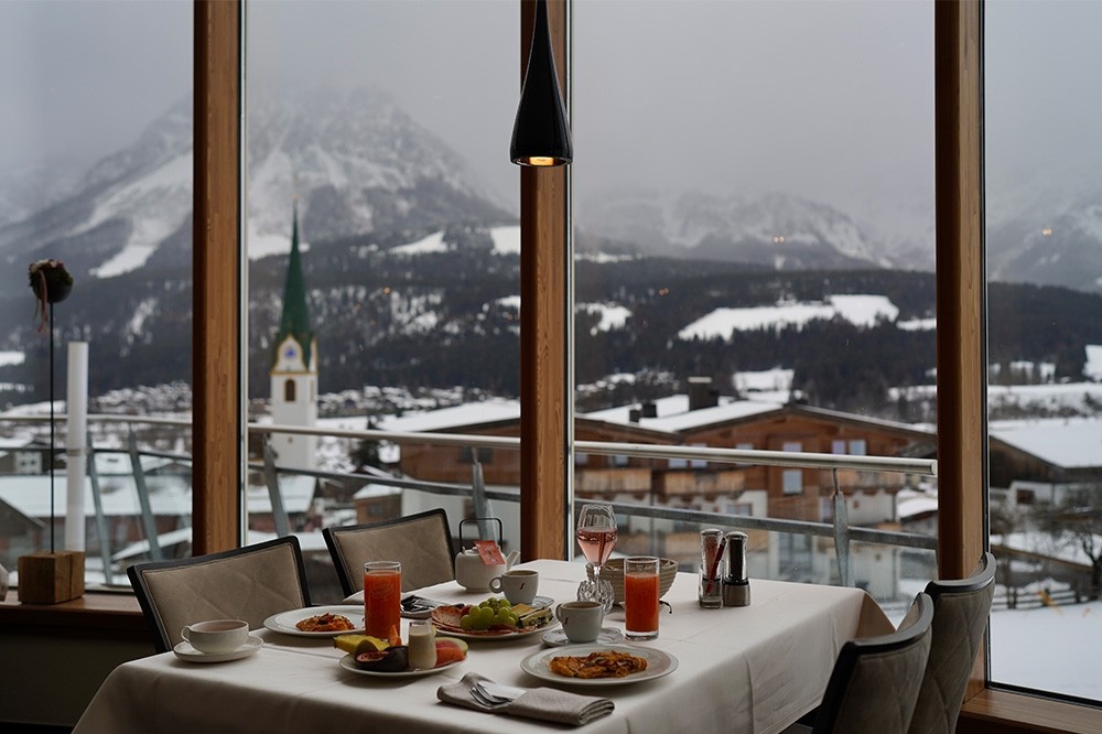 Frühstückstisch mit Bergpanorama im Hintergrund 