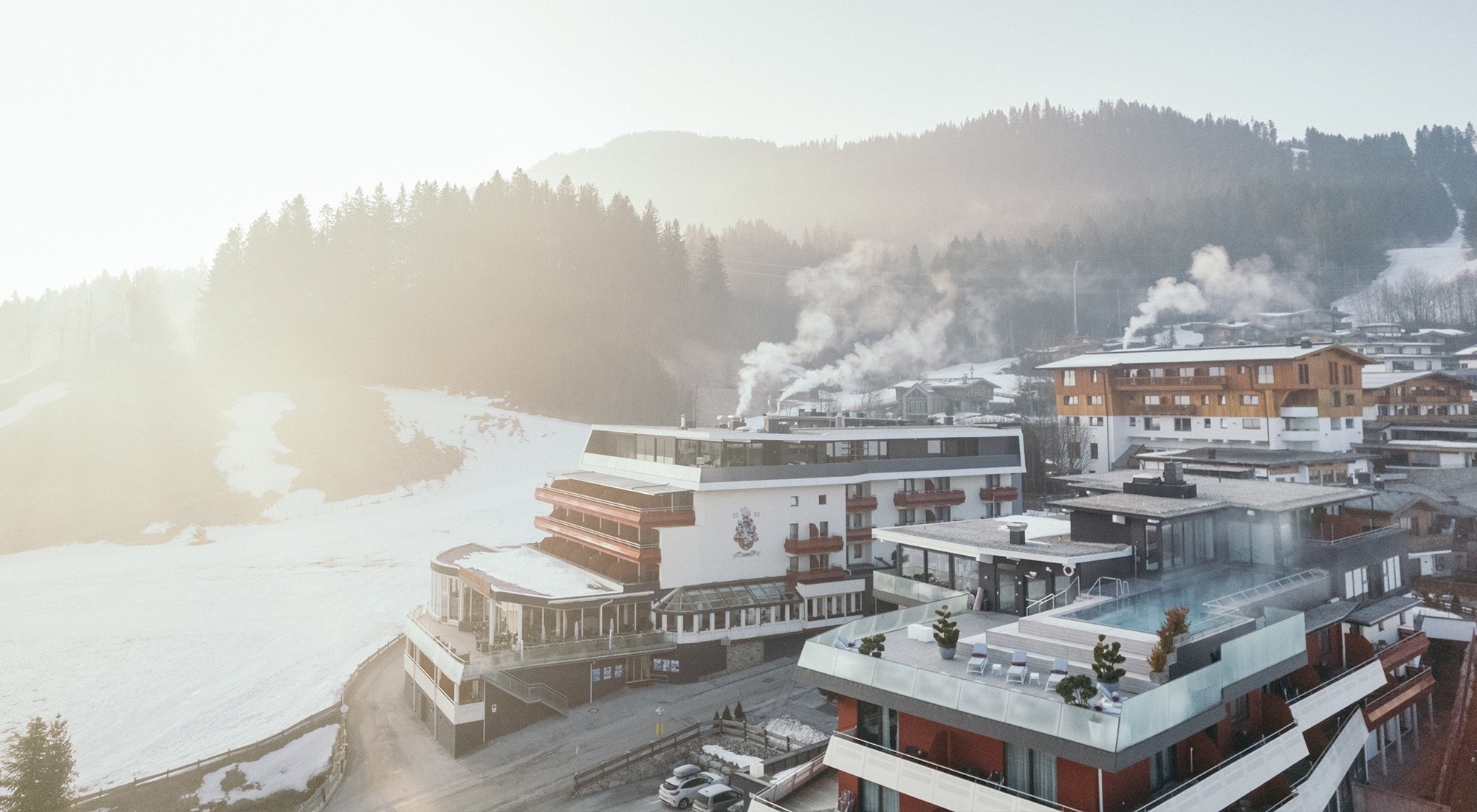 Hotel im Winter bei Nebel
