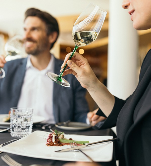 Pärchen Wein trinken