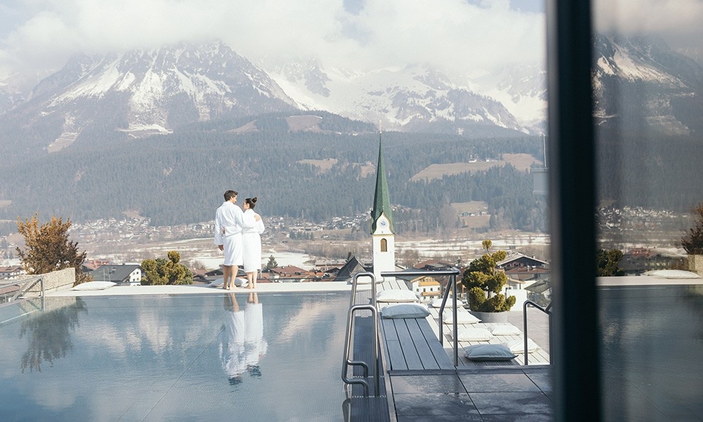 Pärchen am Sky Pool im Hotel Kaiserblick mit Blick auf den Wilden Kaiser 